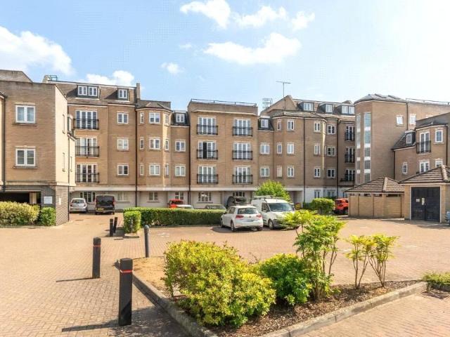 Lake Street, Leighton Buzzard. 2 bed flat to rent £1,250 pcm £288 pw