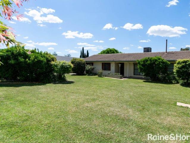 LAKE SIDE LIVING Lawn & garden maintenance included