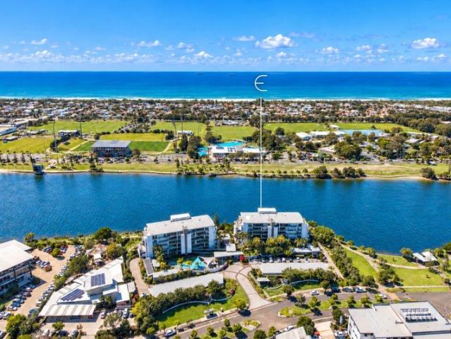 LAKE TO OCEAN VIEWS + PRIVATE ROOFTOP LIVING