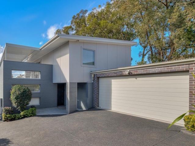 LAKE VIEWS, BEAUTIFUL SUNSETS & MULTIPLE LIVING & ALFRESCO SPACES