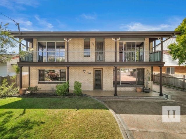 LAKE VIEWS, BREEZY VERANDAHS & ROOM FOR THE WHOLE FAMILY