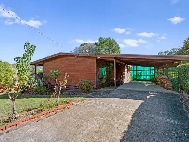 Lake Views & Classic Goughs Bay Charm