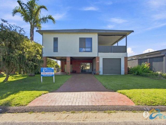 Lake Views, Coastal Living & Beautifully Established Gardens