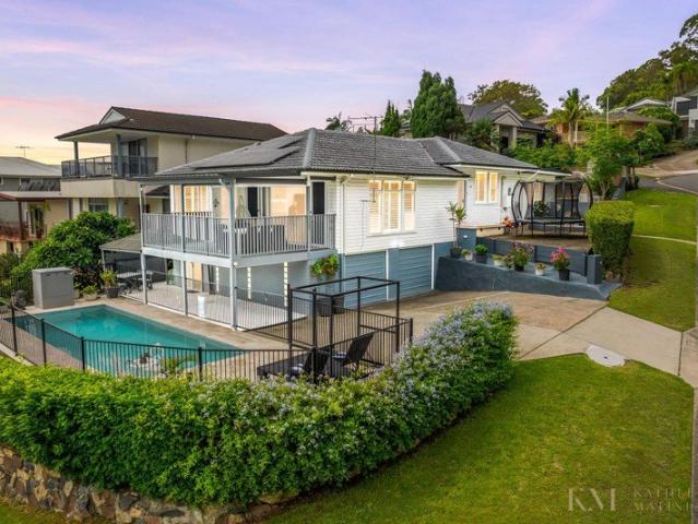 Lake Views, Pool and Dual Accommodation, Walk to Lake Location