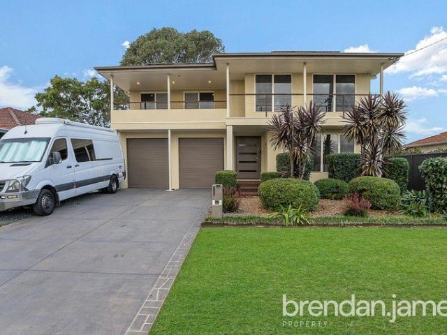 Lake Views, Pool & Side Access The Complete Family Lifestyle