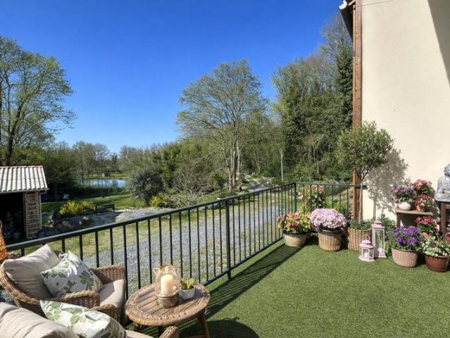 Lake views, private park setting and river access Peaceful