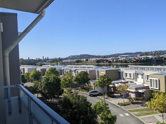 Lake views | 2 bedrooms | 2 bathrooms | 2 car parks