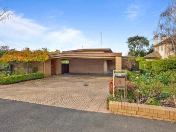 Timeless Mid Century Charm in Blue Chip Lake Wendouree!