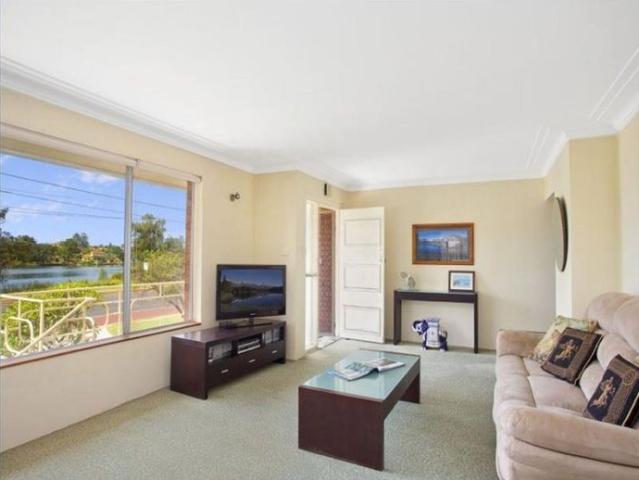 LAKEFRONT HOUSE NARRABEEN