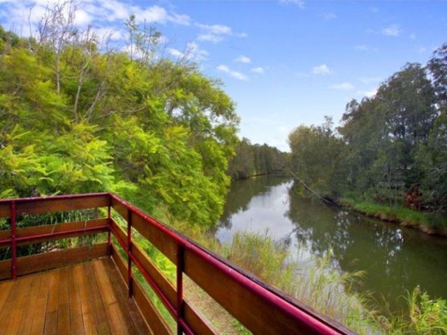 LAKEFRONT HOUSE NARRABEEN