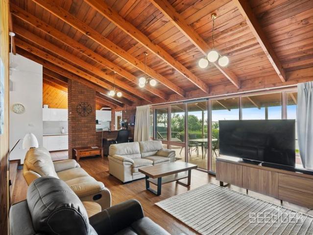 Lakefront Lifestyle in the Heart of Yarrawonga Fully Furnished