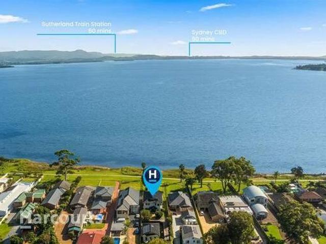 Lakefront Luxury Picturesque Panorama