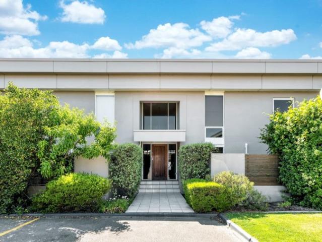 Lakefront spacious 2 Bedroom Unit in Prime Tennyson Location $750 per Week