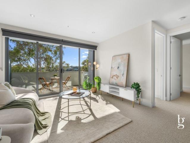 'Lakehouse' Living with Stunning Lake Views