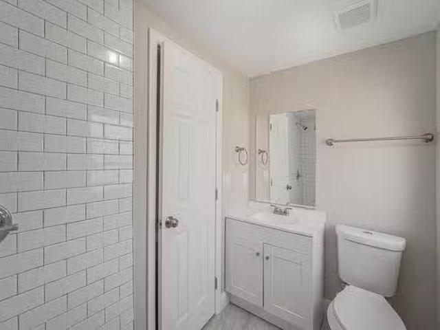 Lakeland House with Dining area. Comfortable & newly renovated.