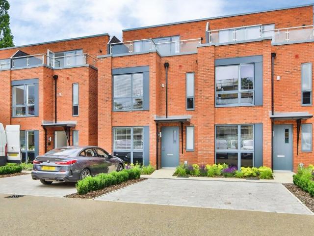 Lakenheath Close, Manchester M20 5 bed semi detached house to rent £3,050 pcm £704 pw
