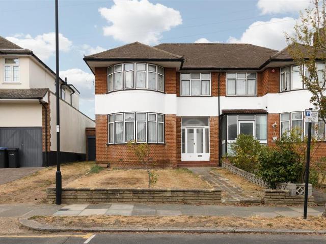 Lakenheath, London N14 1 bed flat to rent £1,675 pcm £387 pw