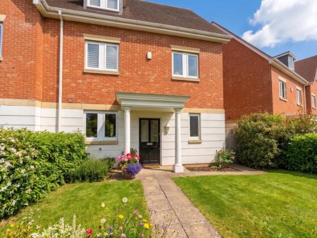 Lakeside Drive, Chobham GU24 4 bed end of terrace house to rent £2,950 pcm £681 pw