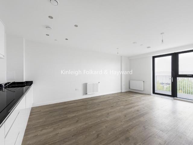Lakeside Drive, Ealing, London NW10, 3 bed flat to rent, £2,900 pcm | PrimeLocation