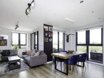 Lakeside Drive, London, 3 Bedroom Apartment