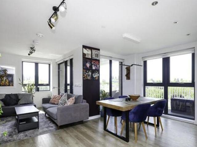 Lakeside Drive, London, 3 Bedroom Apartment