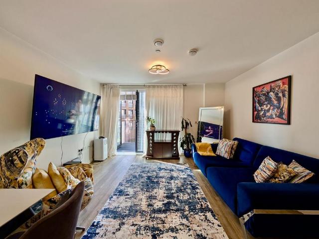 Lakeside Drive, London NW10 1 bed flat to rent £2,000 pcm £462 pw