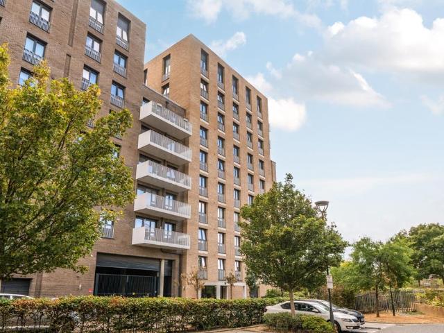 Lakeside Drive London NW10 3 bed apartment to rent £3,000 pcm £692 pw