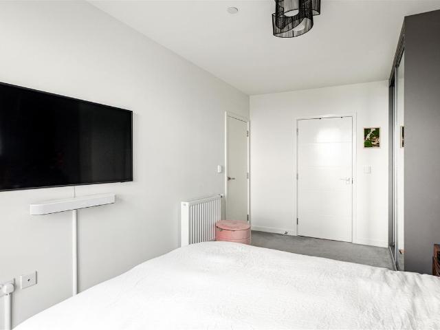 Lakeside Drive, London NW10, 3 bed flat to rent, £3,000 pcm | PrimeLocation
