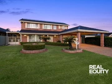 Lakeside Entertainer's Haven With Timeless Elegance & Sophistication