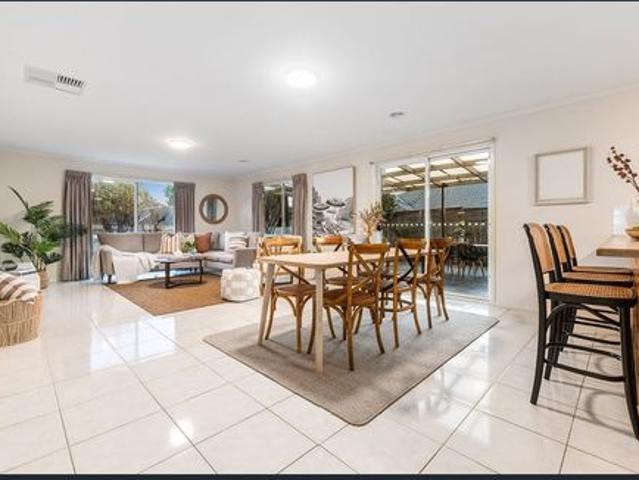 LAKESIDE ESTATE SPACIOUS 3 BEDROOM HOME