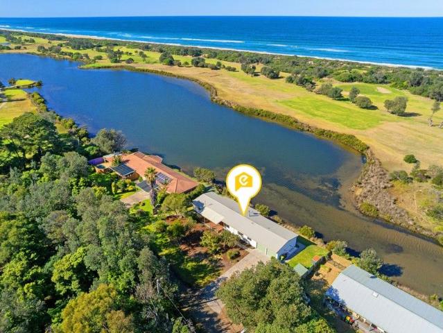 WATERFRONT LOCATION, LOCATION, LOCATION!