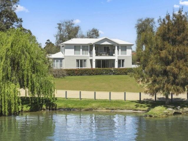 Lakeside Lifestyle & Luxury!