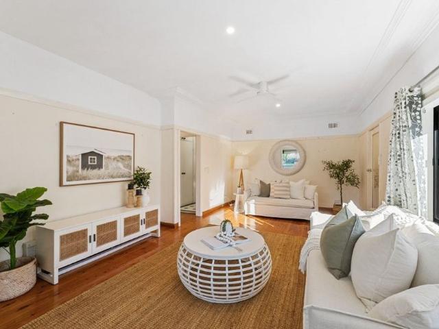 Lakeside Lifestyle & Timeless Cottage Charm