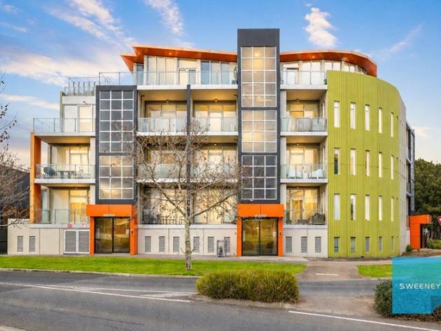 Lakeside Living in a Prestigious Esplanade Location