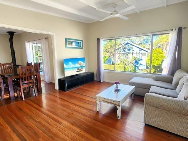 Lakeside Living in a Prime Smiths Lake Location First Week is Rent Free!
