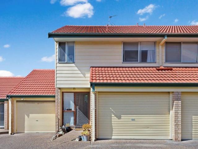 Lakeside Living in a Prime Speers Point Location
