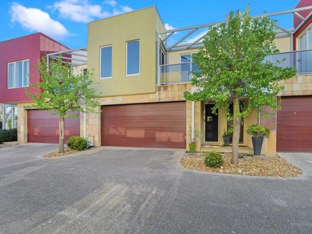 Lakeside Living in Pakenham!