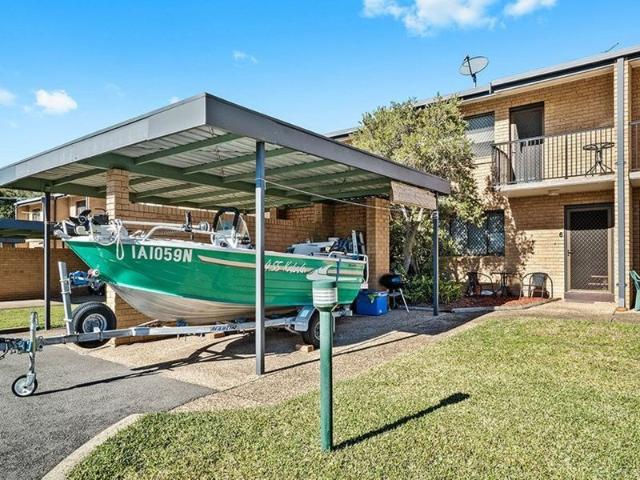 Lakeside Living Just 400m from the Water