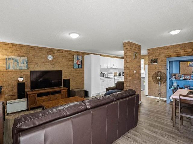 Lakeside Living Just 400m from the Water