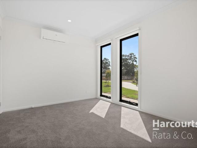 Lakeside Living – Style, Comfort & Convenience!