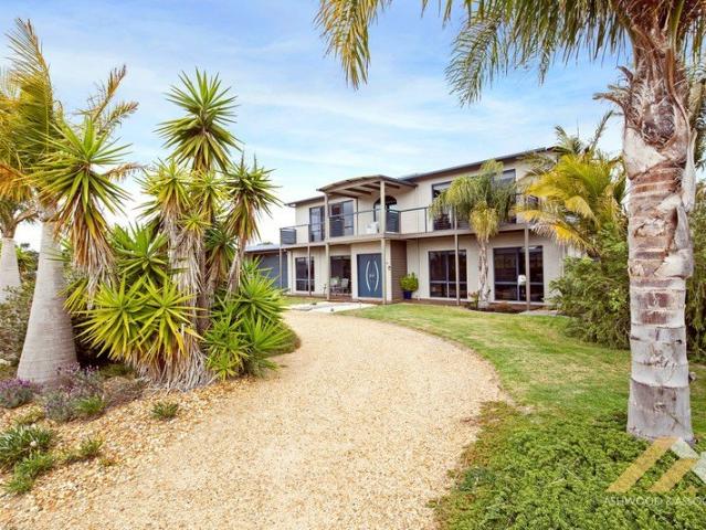 LAKESIDE LIVING WITH A PRIVATE JETTY BERTH