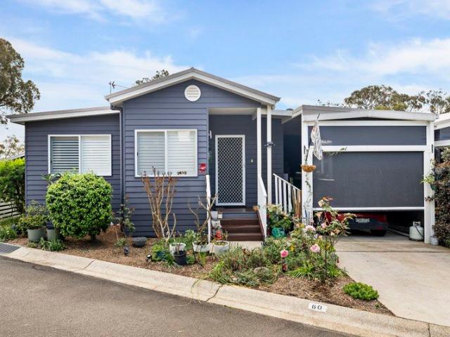Lakeside Living with Space to Relax: Your Chain Valley Bay Retreat Awaits