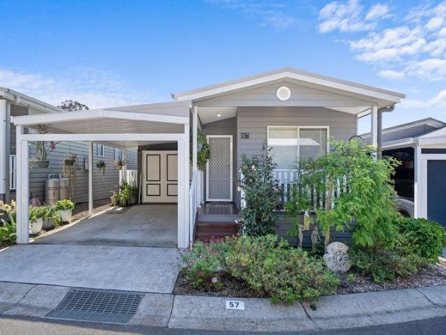 Lakeside Living with Space to Relax: Your Chain Valley Bay Retreat Awaits