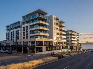 Lakeside Living with Stunning Views & Effortless Convenience