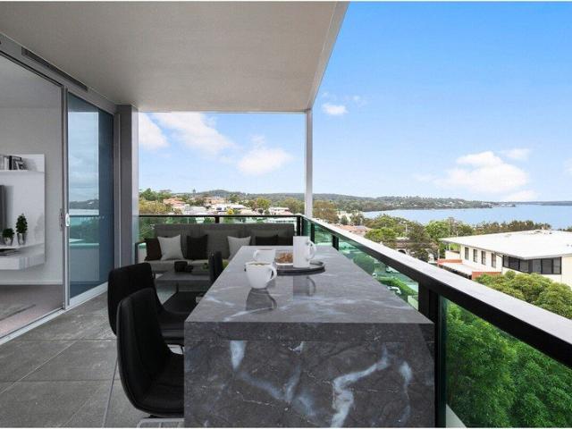Lakeside Luxury Sub Penthouse: Spacious, Scenic & Stylish Resort Style Living