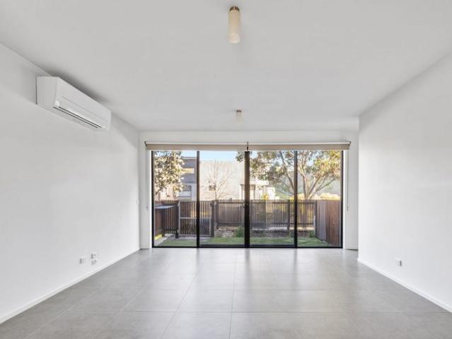 Lakeside Luxury with Family Space and Everyday Convenience