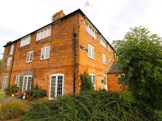 Lakeside, Maythorne, Southwell. 2 bed end of terrace house to rent £850 pcm £196 pw