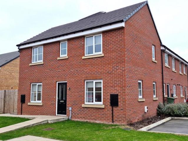 Lakeside North, Scunthorpe, DN16 3 bed semi detached house to rent £1,195 pcm £276 pw