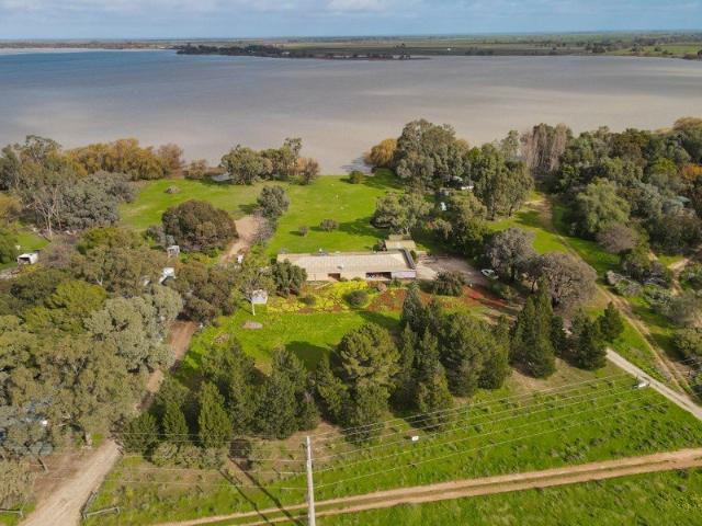 Lakeside Paradise with Your Own Private Beach