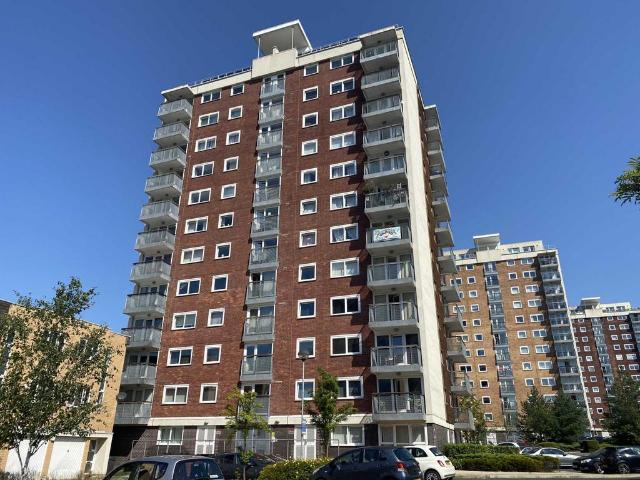 Lakeside Rise, Manchester 1 bed flat to rent £850 pcm £196 pw